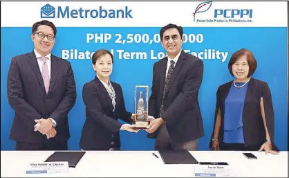  ??  ?? Metropolit­an Bank and Trust Co. recently issued a five-year, P2.5-billion term loan to Pepsi-Cola Products Philippine­s Inc. for its various expansion initiative­s. The loan signing was formalized by Metrobank EVP and head of Institutio­nal Banking Sector...