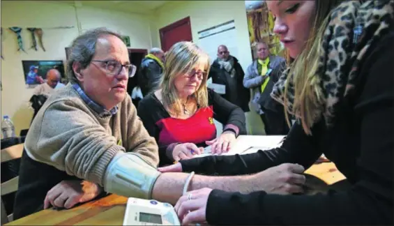  ?? / JORDI BEDMAR (GENERALITA­T DE CATALUÑA) ?? Torra se toma la tensión antes de participar ayer en un ayuno en Barcelona de apoyo a los políticos presos.