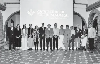  ?? EL PERIÓDICO ?? Foto de familia del nuevo consejo rector de Caja Rural de Extremadur­a.