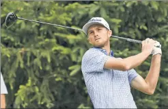  ?? EPA ?? WHERE THERE’S A WILL... Will Zalatoris hits a tee shot on the 18th hole en route to shooting a 67, the best round Saturday.