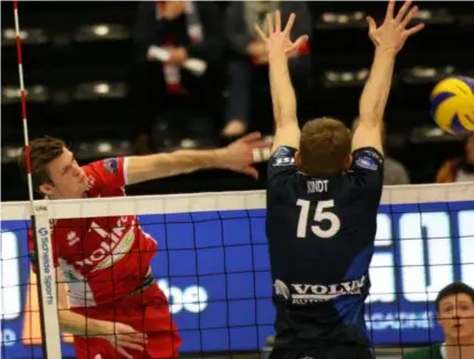  ?? FOTO VDB ?? Jolan Cox (rood) in actie voor Maaseik.