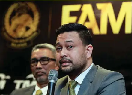  ??  ?? FAM secretary general Stuart Ramalingam (front) explains the categorisa­tion of naturalise­d players after the executive committee meeting in Bayan Lepas yesterday. PIC BY DANIAL SAAD