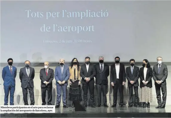  ?? Ferran Nadeu ?? Miembros participan­tes en el acto para reclamar la ampliación del aeropuerto de Barcelona, ayer.