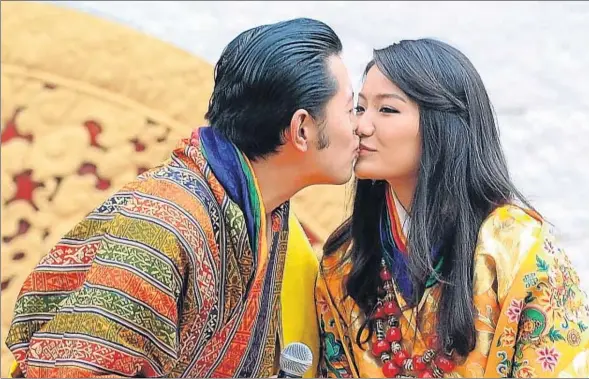  ??  ?? El rey Jigme Khesar Namgyel Wangchuk y su esposa desde hace cuatro años, Jetsun Pema, han sido padres por primera vez