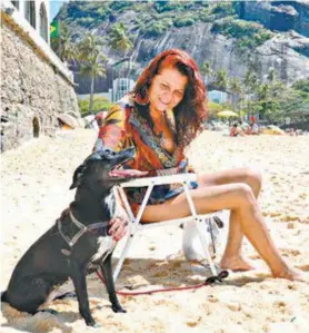  ?? Sandro Vox ?? A psicóloga Maria Lúcia passeou com o cão na Praia Vermelha