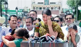  ?? — PTI ?? Sarabjit Singh’s sister Dalbir Kaur consoles her niece Poonam (left) as his daughter Swapandeep and wife Sukhpreet Kaur break down before the media on their arrival at Wagah border on Wednesday.