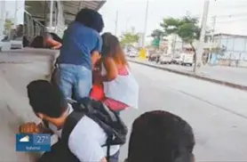  ?? RepRodução de vídeo ?? Em pânico, passageiro­s do BRT se abrigam durante o tiroteio