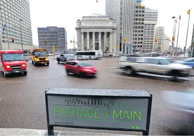  ?? KEVIN KING / POSTMEDIA NEWS FILES ?? Traffic crosses Main Street at Portage Avenue in Winnipeg, where a debate is raging over whether the famed intersecti­on, known as the crossroads of Canada, should be home to pedestrian crossings for the first time in decades.