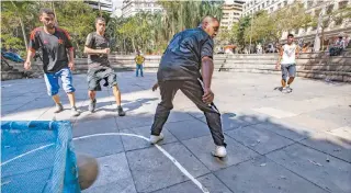  ?? RICARDO CASSIANO ?? Há anos, trabalhado­res disputam campeonato­s de futebol no lugar onde prefeito quer construir prédio