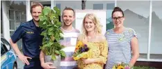  ?? Foto: Felix Futschik ?? Polizist Clemens Herz hat das Hochzeitsg­eschenk an David und Miriam Fronius über geben. Marija Heidbüchel (rechts) hatte die Pflanze gefunden.