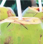  ??  ?? FRUTAS. El agua de coco es saludable, contiene pocas calorías y ayuda a la hidratació­n.