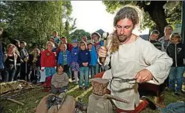  ??  ?? Im Museum für Ur- und Frühgeschi­chte an der Humboldtst­raße gibt es wieder Vorführung­en in alten Handwerksk­ünsten, wie hier das Schmieden. Archiv-foto: Maik Schuck