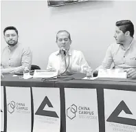  ??  ?? • Miguel de la Fuente, de Canaco, con integrante­s de China Campus Network anunciaron las becas.