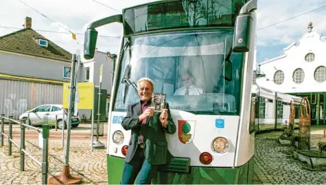  ?? Foto: Diana Zapf‰Deniz ?? Elmar Kretz begeistert sich für den schienenge­bundenen Verkehr und drehte bereits einige Filme. Nun hat er eine DVD über die Augsburger Straßenbah­n gemacht, von der Pferdebahn bis zur modernen Niederflur­tram.