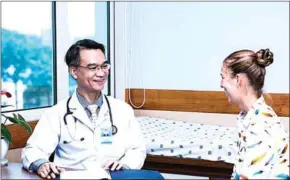  ?? MEDICAL CENTRE/VIET NAM NEWS HO CHI MINH CITY UNIVERSITY ?? A foreign patient talks to a Vietnamese doctor at the Ho Chi Minh City University Medical Centre, a popular destinatio­n for foreign medical tourists.