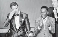  ?? — Gambar AFP ?? DIKAGUMI: Gambar fail bertarikh 13 Januari 2014 kelihatan Pele (kanan) bertepuk tangan ketika Ronaldo menerima anugerah Ballon d’Or award 2013 FIFA di Kongressha­us, Zurich.