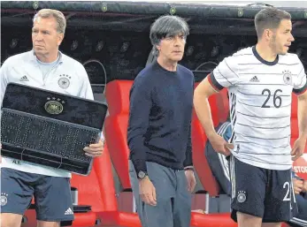  ?? FOTO: LACI PERENYI/IMAGO IMAGES ?? Der scheidende Bundestrai­ner Joachim Löw (Mitte) steht vor seinem letzten Höhepunkt. Die Bilanz bei seinen bisherigen sieben Turnieren ist bemerkensw­ert – mit einer Ausnahme.