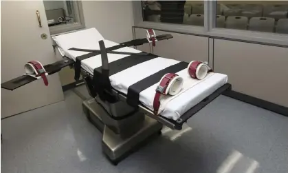  ?? ?? The gurney in the execution chamber at the Oklahoma state penitentia­ry in McAlester, Oklahoma. Photograph: Sue Ogrocki/AP