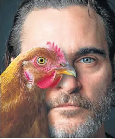  ?? PETA ?? Cartel de PETA con el actor Joaquín Phoenix como protagonis­ta de la campaña contra el maltrato animal.