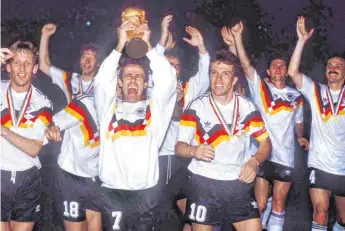  ?? FOTO: SCHROEDTER/IMAGO IMAGES (2) ?? Der sportlich größte Moment: Pierre Littbarski reckt 1990 den WM-Pokal in die Höhe.