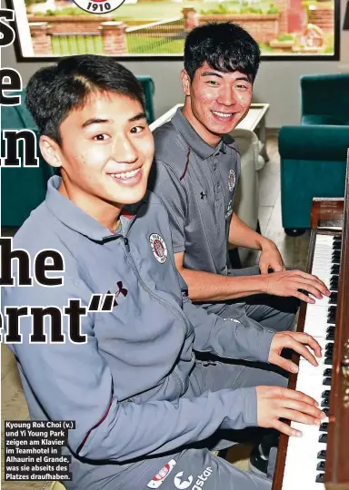  ??  ?? Kyoung Rok Choi (v.) und Yi Young Park zeigen am Klavier im Teamhotel in Alhaurin el Grande, was sie abseits des Platzes draufhaben.