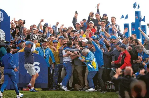  ??  ?? Der Jubel war grenzenlos, als sich der Italiener Francesco Molinari nach dem entscheide­nden Punkt zum Gewinn des Ryder Cups von den Fans feiern ließ.