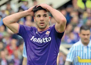  ??  ?? Giovanni Simeone è rimasto a secco dopo tre gol consecutiv­i Sulla destra, Federico Chiesa, anche ieri tra i migliori