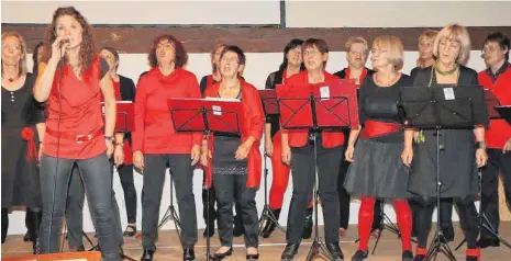  ?? FOTO: PRIVAT ?? Der Frauenchor Li(e)dschatten aus Alberweile­r tritt beim Weinfest in Bolstern auf.