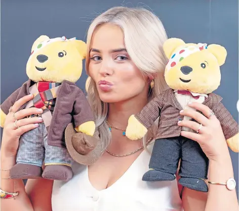  ?? ?? “GIFT OF A ROLE”: Millie Gibson with Doctor Who-themed Pudsey Bears at the BBC Children In Need telethon.