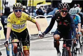  ?? ?? kTadej Pogacar (i), junto con Richard Carapaz en el Tour de Francia 2021.