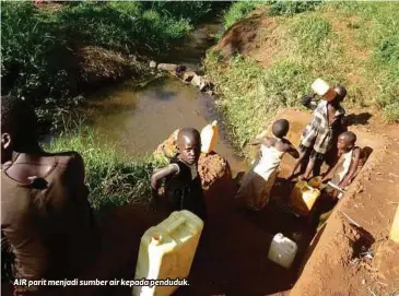  ??  ?? AIR parit menjadi sumber air kepada penduduk.