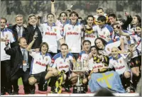  ?? FOTO: PERE PUNTÍ ?? El Real Zaragoza posa con la Copa del Rey 2004
