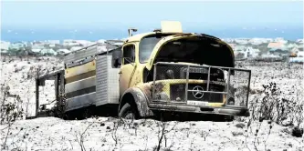  ?? HENK KRUGER African News Agency (ANA) ?? FIRE and Rescue lost one of their trucks when it got stuck while fighting the vegetation fire near Betty’s Bay. An out-of-control blaze in the area has resulted in the evacuation of some residents from their homes. The fires have affected areas close to Betty’s Bay, Pringle Bay, Hangklip and Rooi Els. |