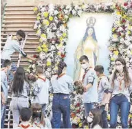  ?? ?? Los jóvenes se volcaron en la ofrenda a la patrona.