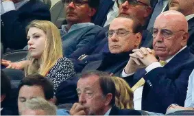  ?? (LaPresse) ?? A San Siro Berlusconi in tribuna tra la figlia Barbara e Adriano Galliani