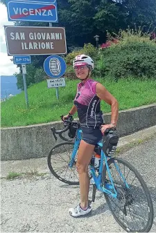  ??  ?? Randonneur Loretta Pavan, 59 anni, ciclista dopo la guarigione dal cancro