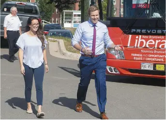  ?? - La Presse canadienne ?? Karine et Brian Gallant lors d’un arrêt de leur autobus de campagne à Fredericto­n, mercredi.