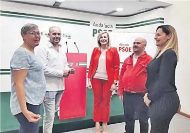  ?? DIARIO DE ALMERÍA ?? La socialista abderitana Teresa Piqueras, con su equipo, ante las elecciones municipale­s.