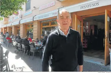  ?? JOSÉ ÁNGEL GARCÍA ?? Ángel Molina, ayer, delante del establecim­iento durante el último turno de comida de su historia.