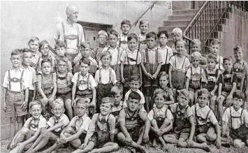  ??  ?? AZ Leser Friedrich Kapfer ist heute 75 Jahre alt. Dieses Bild zeigt seine Klasse im Jahr 1949 beim Schulanfan­g in der Kapellen schule mit ihrem Lehrer, Herrn Berchdold. Lederhose und Barfußlauf­en waren Standard, sagt Kapfer. Er selbst ist der rechte...