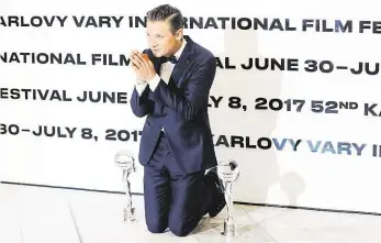  ?? Foto: Dan Materna, MAFRA ?? Festivalov­á hvězda Herec Jeremy Renner dostal čestnou cenu prezidenta festivalu a cenu diváků za film Wind River. Kvůli zlomeným rukám je nemohl pozdvihnou­t.