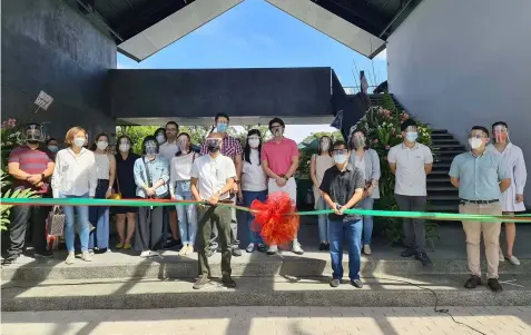  ?? CHRISTMAS MARKET. (Photos by Chris Navarro) ?? City of San Fernando Vice Mayor Jimmy Lazatin, San Fernando Electric and Light and Power Co. Chairman Babes Lazatin led Saturday's opening of the Christmas Market at Orchard: A Community Place, Telabastag­an City of San Fernando. Joining them are shareholde­rs Miguel Lazatin Magat, JP Lazatin, Jonathan Lazatin and members of the Lazatin and Magat families.