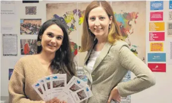  ?? FOTO: TANJA BOSCH ?? Julia Blessing (links) und Marion Martin haben das Programm für den Fachtag für die Ehrenamtli­chen in der Flüchtling­sarbeit zusammenge­stellt.