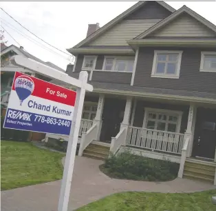  ?? JEFF WASSERMAN/POSTMEDIA NEWS FILES ?? Economists believe that falling interest rates have helped the recovery in housing markets in Vancouver and Toronto, though they warn about a potential rate hike next year.