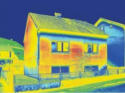  ?? PHOTO: GETTY IMAGES ?? An infrared image of a house shows its lack of thermal insulation.