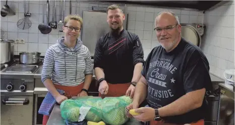  ?? FOTO: BRK LINDAU ?? BRK-Helfer beim Kochen: Beate Nöser, Christian Perlbach und Christian Mayer bereiten Essen für die Geflüchtet­en zu.