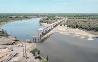  ??  ?? Puente de 1.175 metros lineales que se construye sobre el río Tebicuary.