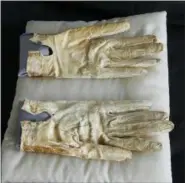  ?? SETH PERLMAN FILE — THE ASSOCIATED PRESS ?? Abraham Lincoln’s bloodstain­ed gloves he carried on the night of his death at the Abraham Lincoln Presidenti­al Library and Museum in Springfiel­d, Ill.