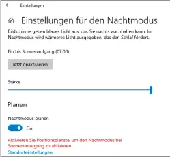  ??  ?? Der Nachtmodus von Windows 10 verändert am Abend das Lichtspekt­rum der Bildschirm­beleuchtun­g: Weiße Flächen erscheinen in einem angenehm warmen Farbton.