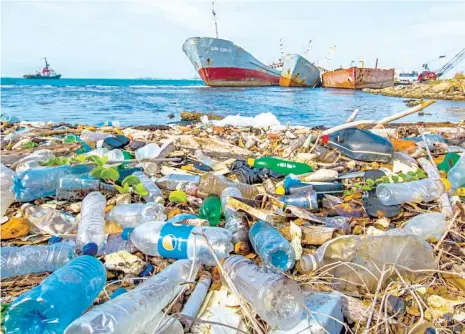  ??  ?? Plastic wastes littering the sea